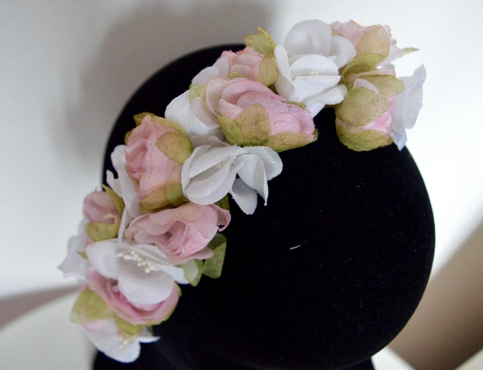 IMAGE - White and pink vintage flowers. Fixes to the hair with two wig clips.