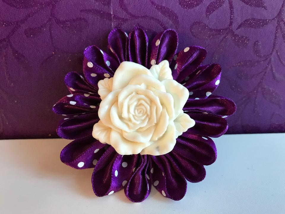 IMAGE - Purple and white polka dotted ribbon flower with white rose center.
Can be worn as both a hairpin and a broche.