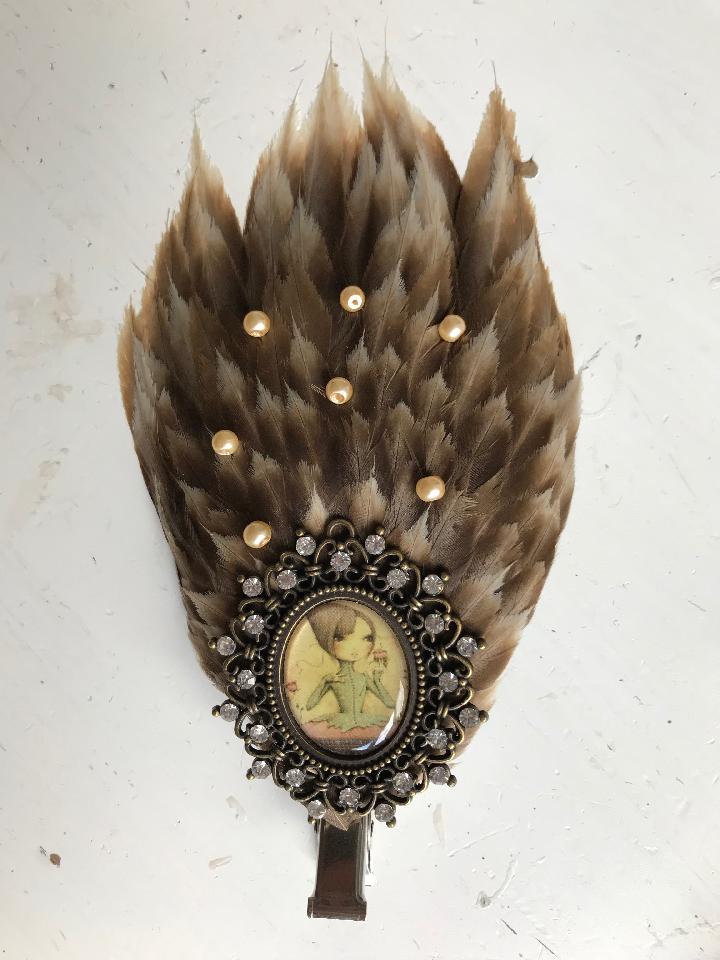 IMAGE - Brown and cream featherpad with cameo and cream pearls.