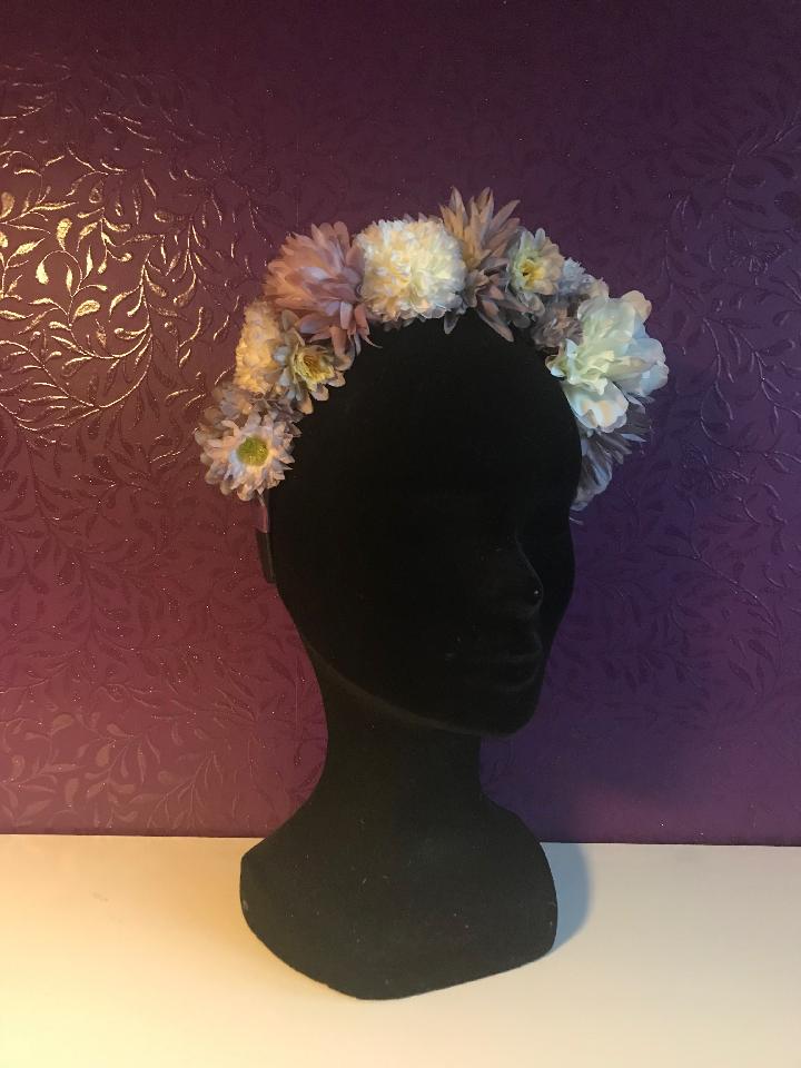 IMAGE - Purple flower crown.
