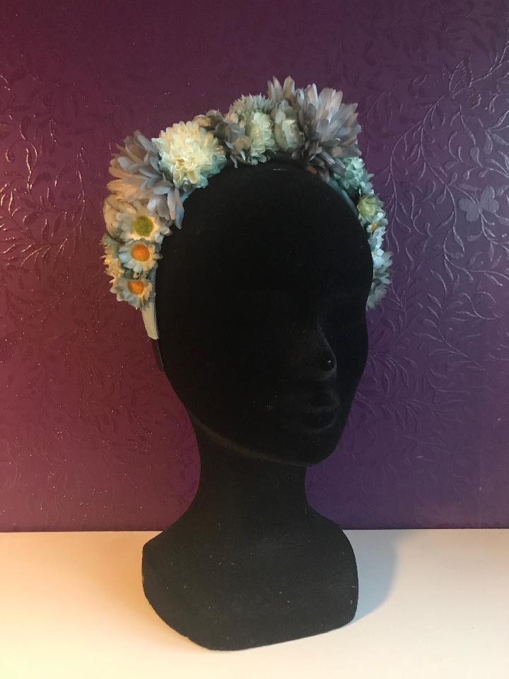 IMAGE - Headband with blue and white flowers.
