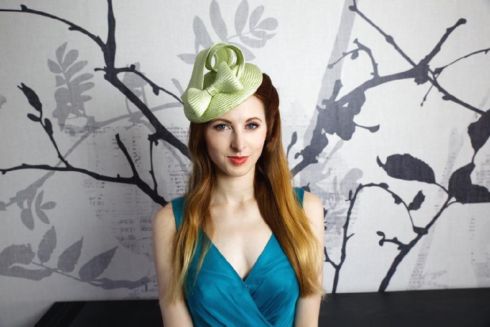 IMAGE - Handblocked mint green parasisal straw fascinator, finished with swirl and bow. 
Stays on with an elastic.