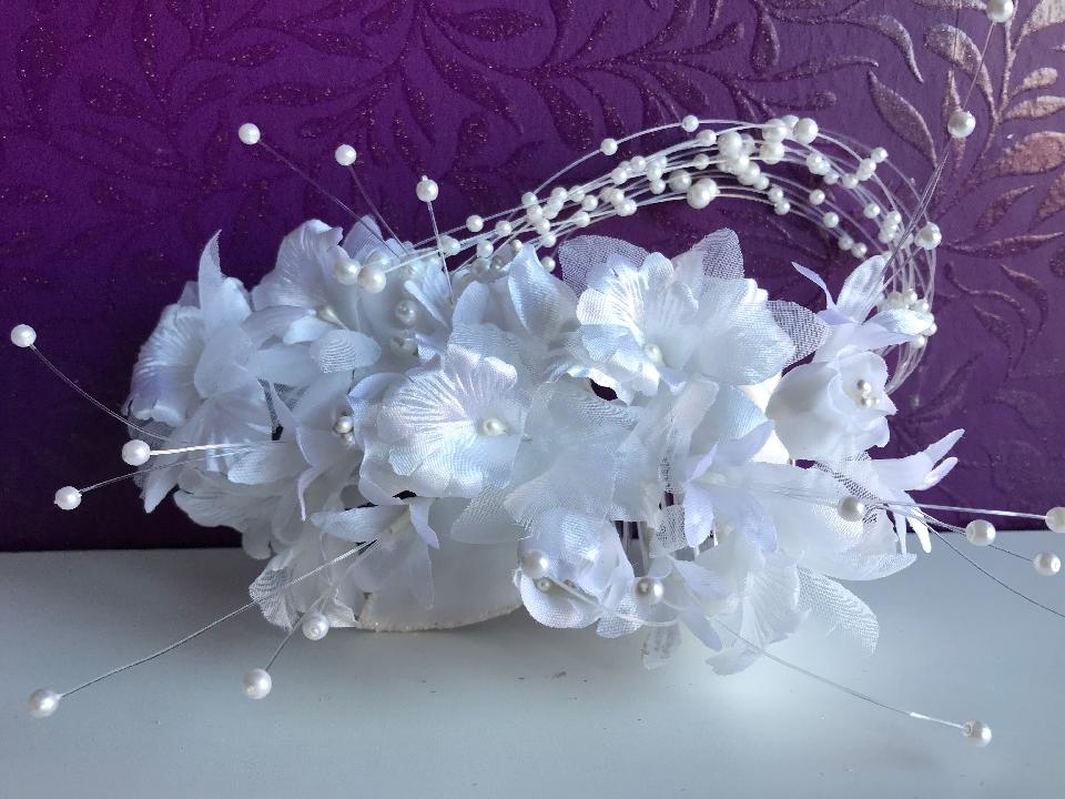 IMAGE - Small vintage bridal hairpiece.
These are the only items on the site not handmade by me. 
They are an old stock and have never been worn. 
Fixes to the hair with a comb.