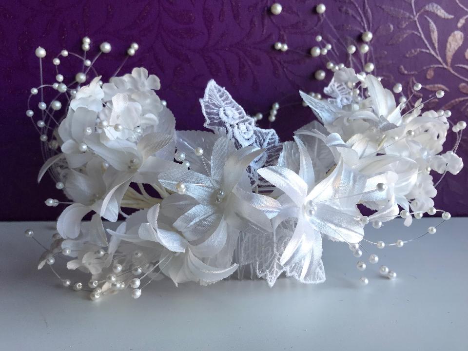 IMAGE - Large vintage bridal hairpiece.
These are the only items on the site not handmade by me. 
They are an old stock and have never been worn. 
Fixes to the hair with a comb.