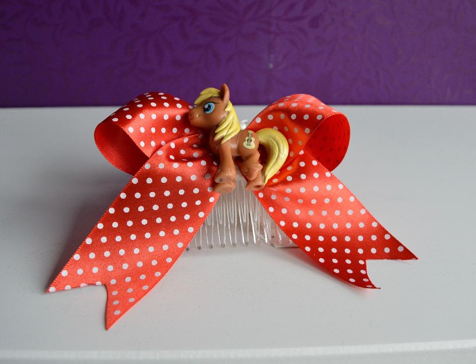 IMAGE - Red polkadot bow with pony on comb.